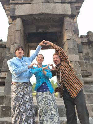 Pevita Pearce, Ji Chang Wook, ji chang wook ke indonesia, ji chang wook ke prambanan, busana ji chang wook, beskap jawa, ji chang wook pakai beskap, ji chang wook pakai batik, pevita pierce dan ji chang wook, 5 Style Ji Chang Wook di Candi Prambanan, Menawan dengan Beskap Biru, Paduan warna lembut yang elegan, Detail sederhana tapi berkelas, Kompak dengan Pevita Pearce, Disewa dari desainer lokal Nous Galeri