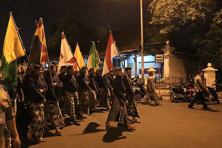 YOGYAKARTA, Yogyakarta, mubeng beteng, Mubeng beteng, Mubeng Beteng, Malam 1 Suro, Begini Rasanya Wisata Spiritual Mubeng Beteng di Yogyakarta