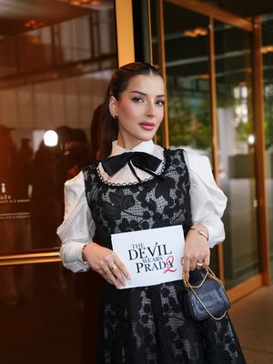 Meryl Streep, Anne Hathaway, The Devil Wears Prada, Andy Sachs, Miranda Priestly, Tasya Farasya, 7 Gaya Tasya Farasya saat Interview Meryl Streep dan Anne Hathaway, Sentuhan Couture, 1. Dominasi warna hitam-putih yang klasik, 2. Detail lace yang memberi tekstur mewah, 3. Siluet panjang bergaya formal, 4. Sentuhan kerah pita bernuansa klasik, 5. Potongan fitted di bagian atas, 6. Rok bervolume yang memberi efek dramatis, 7. Tata rambut sleek untuk menyeimbangkan keseluruhan look