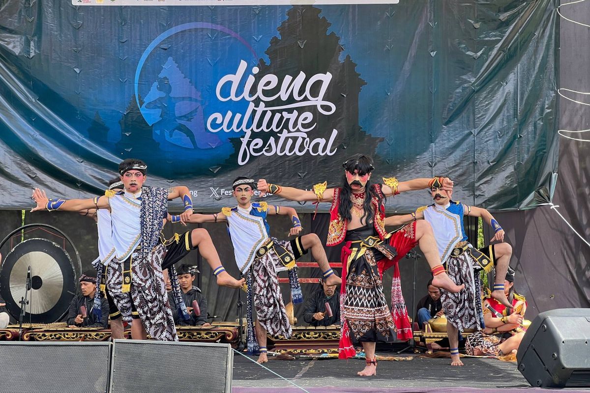Dieng Culture Festival 2025, dcf 2025, jadwal dieng culture festival 2025, Jadwal DCF 2025, Jadwal Dieng Culture Festival 2025 Hari Pertama, 07.00 WIB – Aksi Dieng Bersih, 09.00 WIB – Bazar UMKM dan Tradisional, 10.00–17.00 WIB – Pentas Seni Tradisi, 13.00–14.00 WIB – Pembukaan Resmi DCF 2025 dan Kongkow Budaya, 17.30 WIB – Open Gate Symphony Dieng, 19.00–19.30 WIB – Pentas Seni Tradisi, 19.30–22.30 WIB – Symphony Dieng, 22.30–23.00 WIB – Penerbangan Lampion