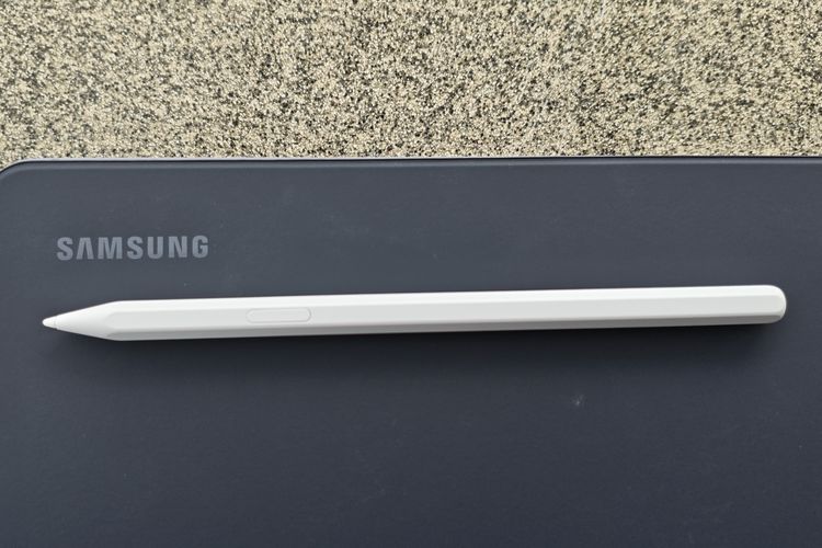 Samsung, hands on, unboxing, Samsung Galaxy Tab S11 Ultra, Menjajal Samsung Galaxy Tab S11 Ultra, Tablet Tipis dengan Layar Laptop Gaming, Kotak kemasan dan aksesori, Bodi tablet tipis dan ringan, Layar besar seperti laptop, Kamera jernih, support ultrawide, Fitur Galaxy AI bantu produktivitas, Stylus S Pen super ringan, Book cover keyboard bikin "aman"