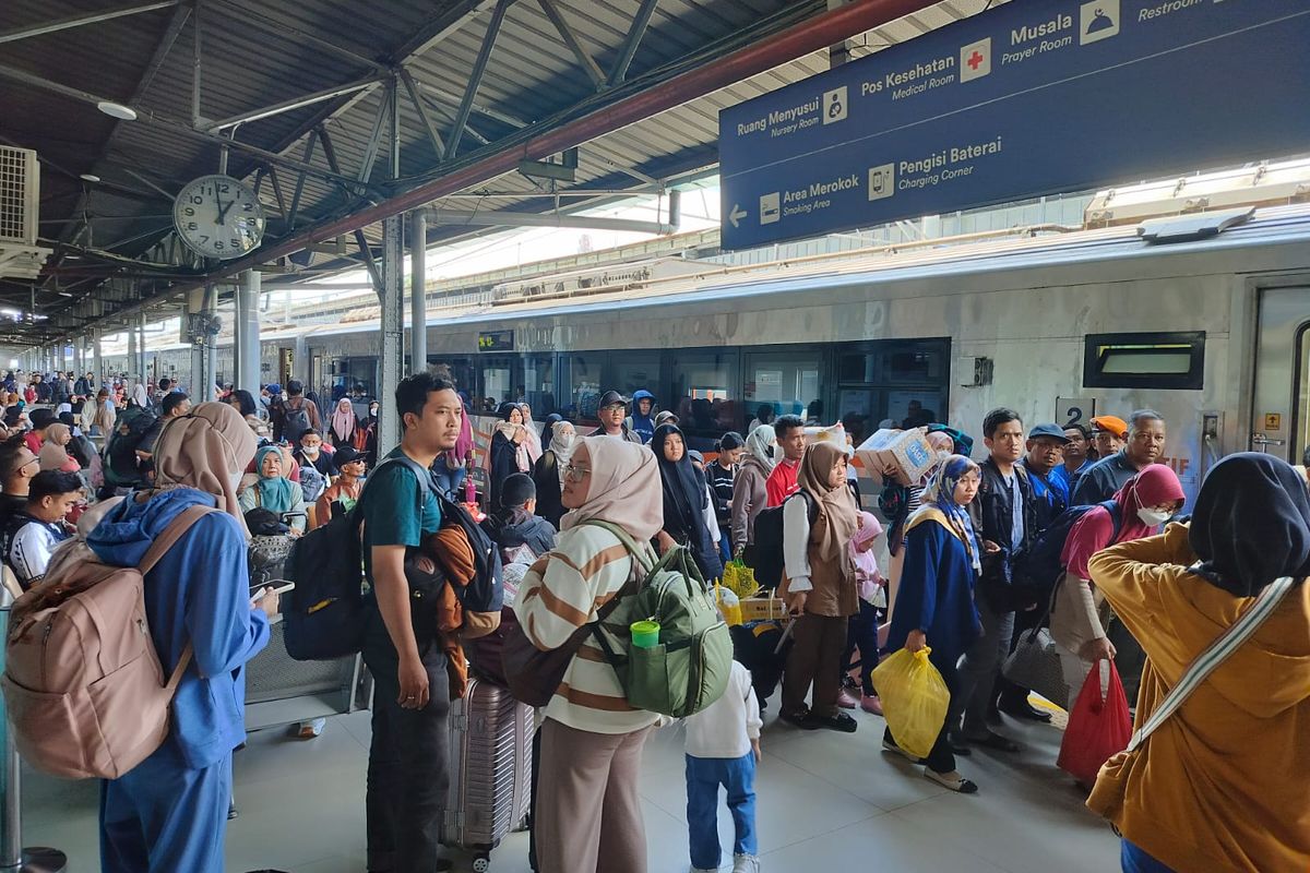 Angkutan Lebaran, Angkutan Lebaran 2025, angkutan Lebaran, angkutan Lebaran 2025, Kereta Api Indonesia, angkutan lebaran 2025, penumpang kereta api lebaran 2025, penumpang kereta api periode lebaran 2025, Penumpang KA Jarak Jauh dan KA Lokal Lebaran 2025 Capai 4,5 Juta Orang