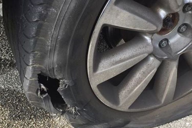 Genangan air, hujan, Waspada Saat Melibas Genangan, Risiko Ban Bisa Robek