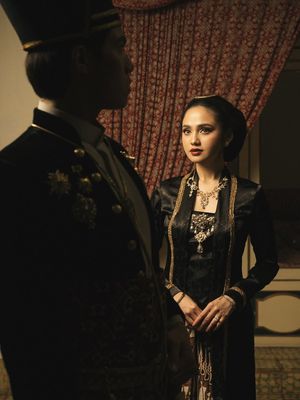 Syifa Hadju, 9 Gaya Prewedding Syifa Hadju–El Rumi, Elegan dalam Nuansa Royal Jawa, 1. Kebaya gelap dengan siluet klasik, 2. Beskap Hitam yang Tegas dan Maskulin, 3. Sanggul Rapi dengan Sentuhan Tradisional, 4. Makeup Semi Bold, 5. Aksesori Emas yang Mewah, 6. Material Beludru yang Berkelas, 7. Palet Warna Bold dan Hangat, 8. Detail Kancing dan Bros Klasik, 9. Potret Bersama Abdi Dalem yang Menguatkan Nuansa Keraton
