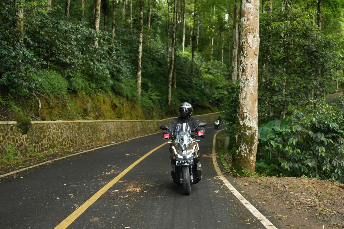 Honda ADV160, Touring, astra honda motor, Honda ADV, honda adv160, Honda ADV160 Roadsync, Honda ADV160 Jelajah Parahyangan Timur: Sensasi Touring 170 Km, Jalur Ciwidey – Naringgul, Jalan Raya Lintas Selatan, Menanjak ke Cikajang, Honda RoadSync, ADV160 Skutik Adventure