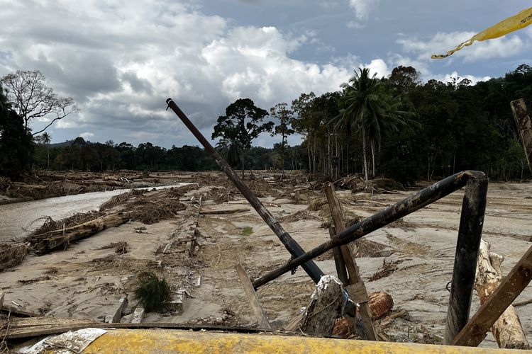 Banjir Sumut, Banjir Tapanuli Selatan, banjir tapanuli selatan, dampak banjir sumatera, Desa Garoga, desa garoga tapsel, kayu gelondongan di banjir sumatera, kayu gelondongan sumatera, kayu gelondongan menumpuk, BERITA FOTO: Jejak Kerusakan Ekologis di Banjir Tapsel, Gelondongan Kayu Hantam Permukiman Desa Garoga