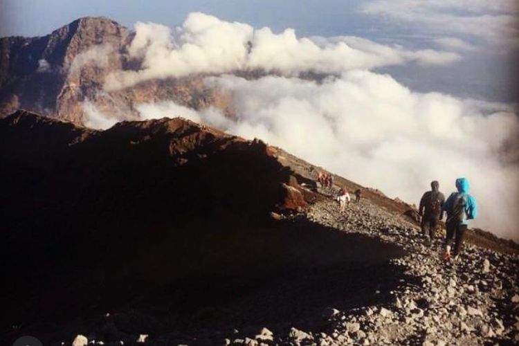 Asosiasi Pemandu Gunung Indonesia, kecelakaan di Gunung Rinjani, asosiasi pemandu gunung indonesia, kecelakaan di gunung rinjani, evaluasi kecelakaan di gunung rinjani, ketua umum asosiasi pemandu gunung indonesia, tips naik gunung rinjani, Ketum APGI Usul 4 Hal untuk Cegah Kecelakaan di Rinjani, Harus Ada Shelter Darurat, 1. Pemandu wajib bersertifikat, 2. Penyediaan shelter darurat, 3. Pasang tali pengaman di titik rawan kecelakaan, 4. Memastikan persiapan pendaki
