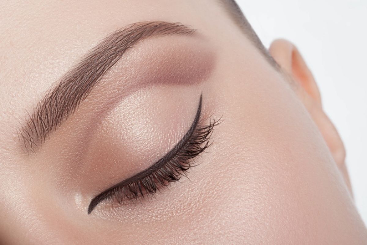 eyeliner cair waterproof, kesalahan memakai eyeliner, cara pakai eyeliner, liquid eyeliner, cara memakai eyeliner cair sesuai bentuk mata, Pemula Wajib Tahu! Kesalahan Eyeliner Cair yang Harus Dihindari, 1. Menarik atau menarik kelopak mata, 2. Menggambar sayap terlalu jauh, 3. Mengaplikasikan eyeliner terlalu akhir, 4. Tidak menunggu eyeliner mengering, 5. Mengoreksi kesalahan dengan menambahkan lebih banyak eyeliner, 6. Mencoba teknik baru saat terburu-buru