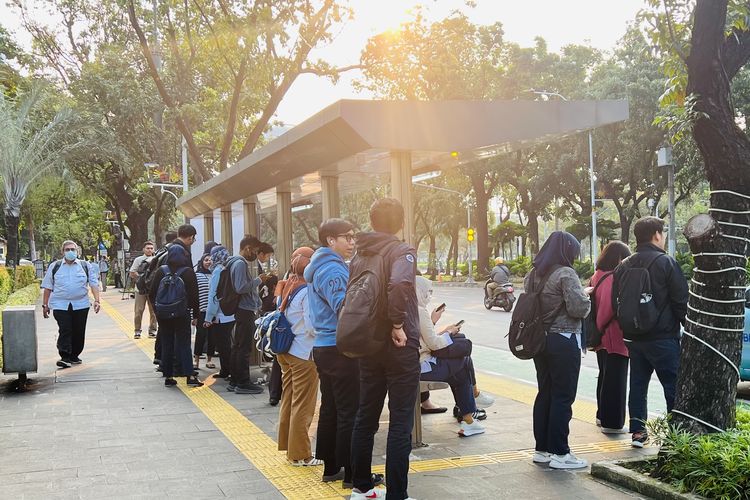 kendaraan pribadi, Yusa Cahya Permana, angkutan umum, Angkutan Umum: Dulu Populer, Kini Terpinggirkan Stigma