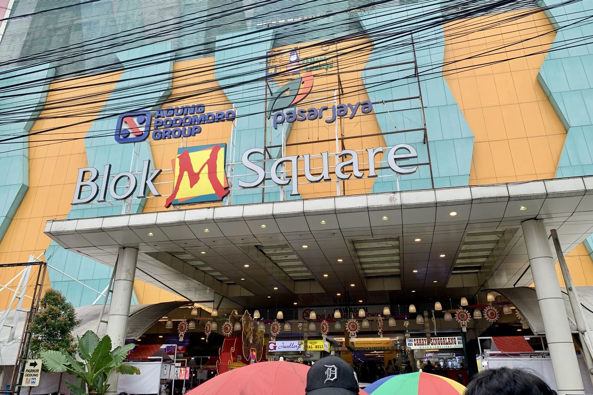 Jalan-jalan Modal Jalan Kaki di Blok M, Ini Spot yang Bisa Kamu Datangi, 1. Coba dessert viral, 2. Minum matcha, 3. Beli buku bekas murah, 4. Foto kekinian ala Gen Z, 5. Makan-makan di pujasera, 6. Mampir ke Blok M Hub, 7. Coba mesin tiramisu otomatis, 8. Beli pakaian bekas