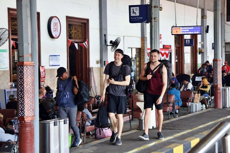 Rekor Baru, 129.105 Turis Asing Naik KA Jarak Jauh, Ini Stasiun Favoritnya