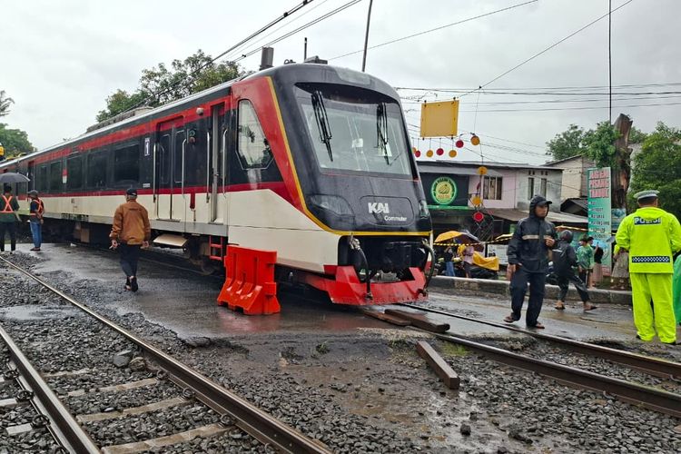 Perjalanan Kereta Bandara dan KRL Tangerang Normal Lagi Pascakecelakaan dengan Truk