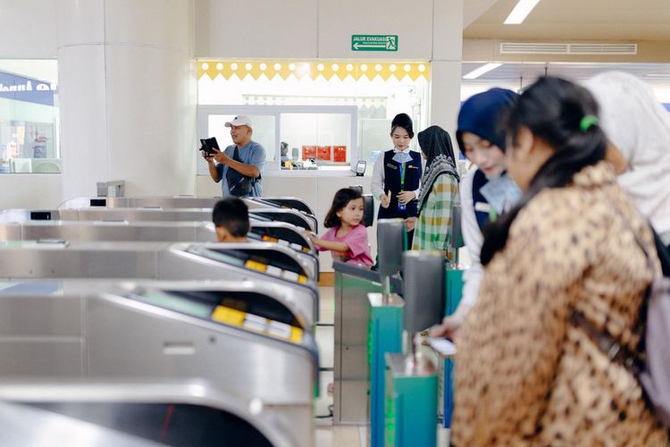 karyawan swasta, naik TransJakarta, Kartu Layanan Gratis TransJakarta, lanjut usia, Kartu Layanan Gratis, Karyawan Swasta Bisa Naik TransJakarta Gratis Pakai Kartu Ini, Bagaimana Caranya?