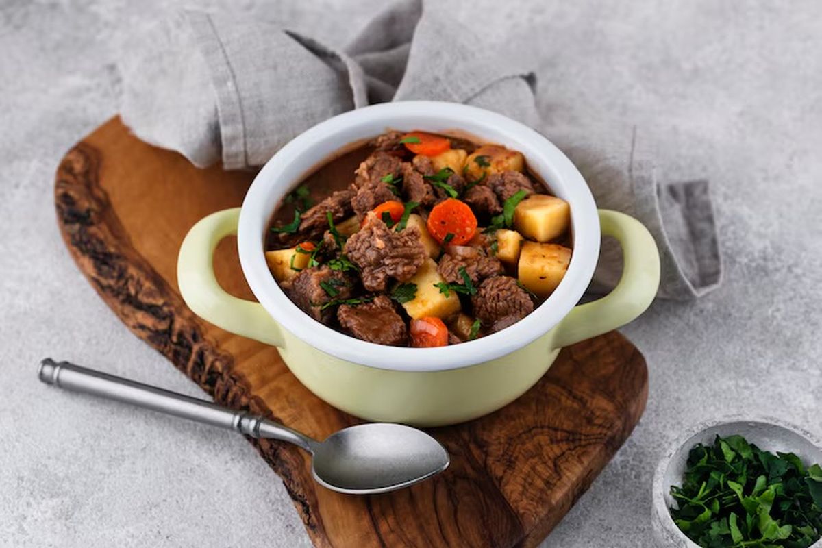 Manfaat makanan hangat, Mengapa makanan hangat begitu menenangkan, comfort food, kesehatan mental, mental health, efek makanan kuah, manfaat makanan berkuah, manfaat sop hangat, manfaat sop iga sapi, pemulihan depresi, manfaat makanan hangat, Ketika Sup Iga Jadi Obat Hati, Kisah Bangkit dari Depresi lewat Perhatian Kecil, Cerita Kirana, depresi usai alami kecelakaan, Merasa "dipeluk" oleh sup iga hangat, Mengapa makanan hangat begitu menenangkan?, Sup iga hangat menjadi perhatian kecil, Pelajaran tentang dukungan emosional