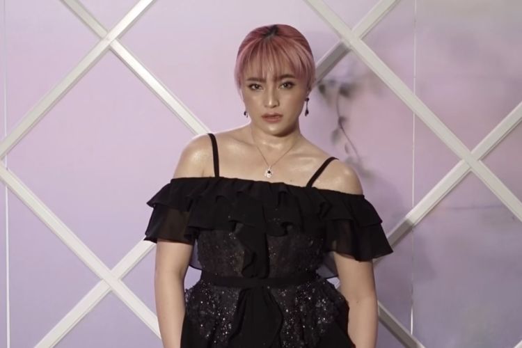 Marshanda, warna rambut Marshanda, Warna rambut Marshanda, gaya rambut marshanda, warna rambut marshanda, warna rambut yang berani, Intip 6 Warna Rambut Marshanda, Terbaru Tampil dengan Rambut Pink, 1. Hijau tosca, 2. Pink pastel, 3. Balayage blonde , 4. Merah terang, 5. Dark violet, 6. Ombre ungu dan blonde