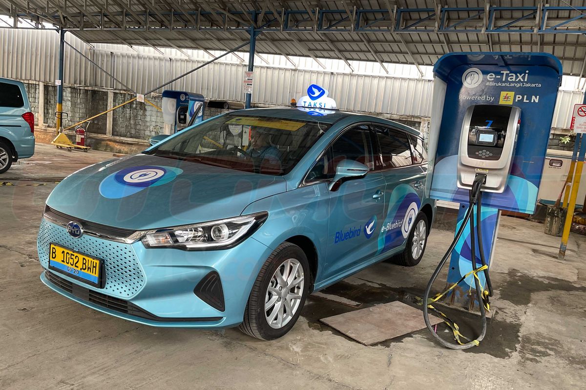 taksi listrik, Bluebird, Pengemudi Taksi Listrik Wajib Ikut Pembekalan dan Tes Mengemudi