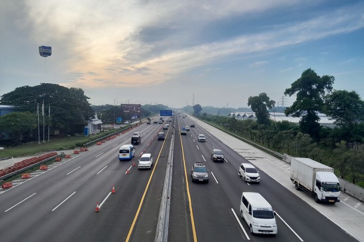 volume kendaraan, arus balik, contraflow, rekayasa lalu lintas, Update: Contraflow Km 70-47 Tol Japek Arah Jakarta Diberlakukan