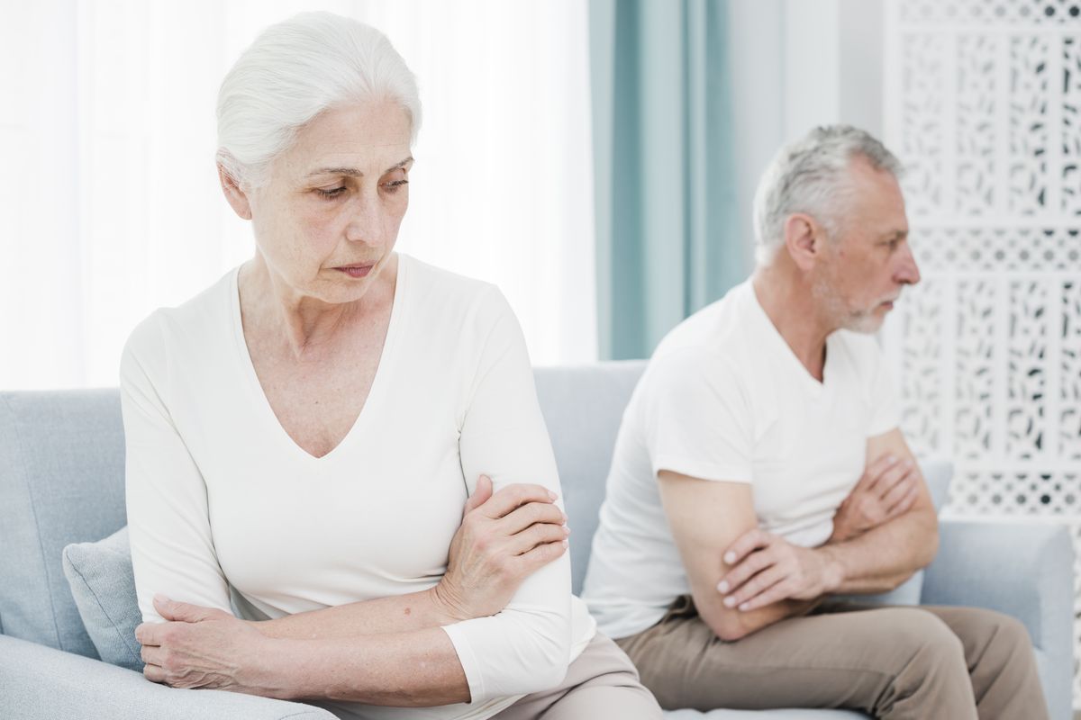 grey divorce, grey divorce adalah, grey divorce apa, penyebab grey divorce, perceraian di usia tua, perceraian di usia 50 tahun, perceraian di usia lanjut, 5 Penyebab Grey Divorce, Perceraian pada Pasangan Berusia di Atas 50 Tahun, 1. Stres atau konflik berkepanjangan, 2. Perubahan ekspektasi, 3. Masalah identitas diri dan anak sudah dewasa, 4. Rencana pensiun, 5. Tidak ada kegiatan setelah pensiun