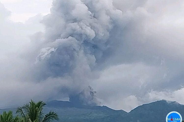 Gunung Dukono, gunung dukono, gunung dukono di halmahera utara meletus hari ini, Gunung Dukono di Halmahera Utara mengalami erupsi, Gunung Dukono di Halmahera Utara meletus, Gunung Dukono Erupsi, Wisatawan Dilarang Mendekat 4 Km dari Kawah