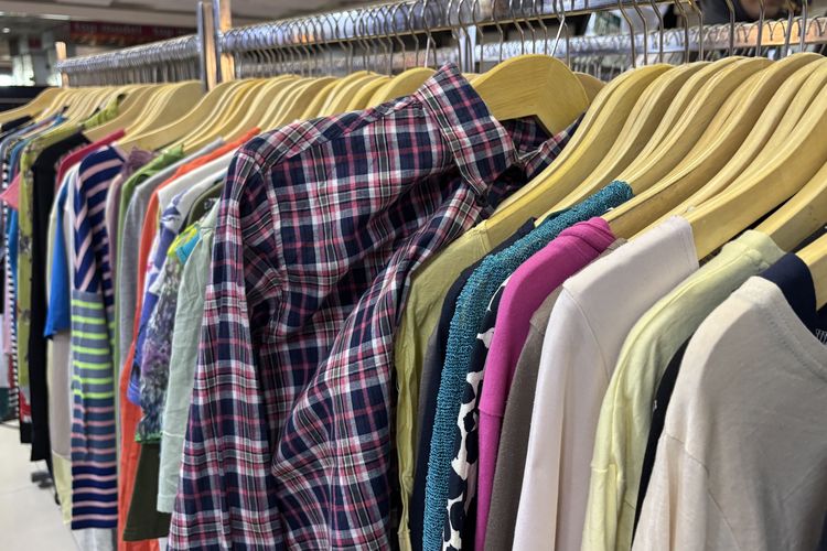 thrifting, thrift, larangan impor pakaian bekas, thrift shop, thrifting dilarang, menteri keuangan purbaya yudhi sadewa, cuci baju thrifting, pembeli thrifting, cara cuci baju thrift, cara cuci baju bekas, Thrifting Hemat dan Aman, Ini Cara Jaga Kebersihan Baju Bekas ala Pembeli, Cara mencuci pakaian thrifting, Tak mau asal-asalan beli baju bekas, Harga murah, kualitas tetap worth it, Larangan impor pakaian bekas ilegal