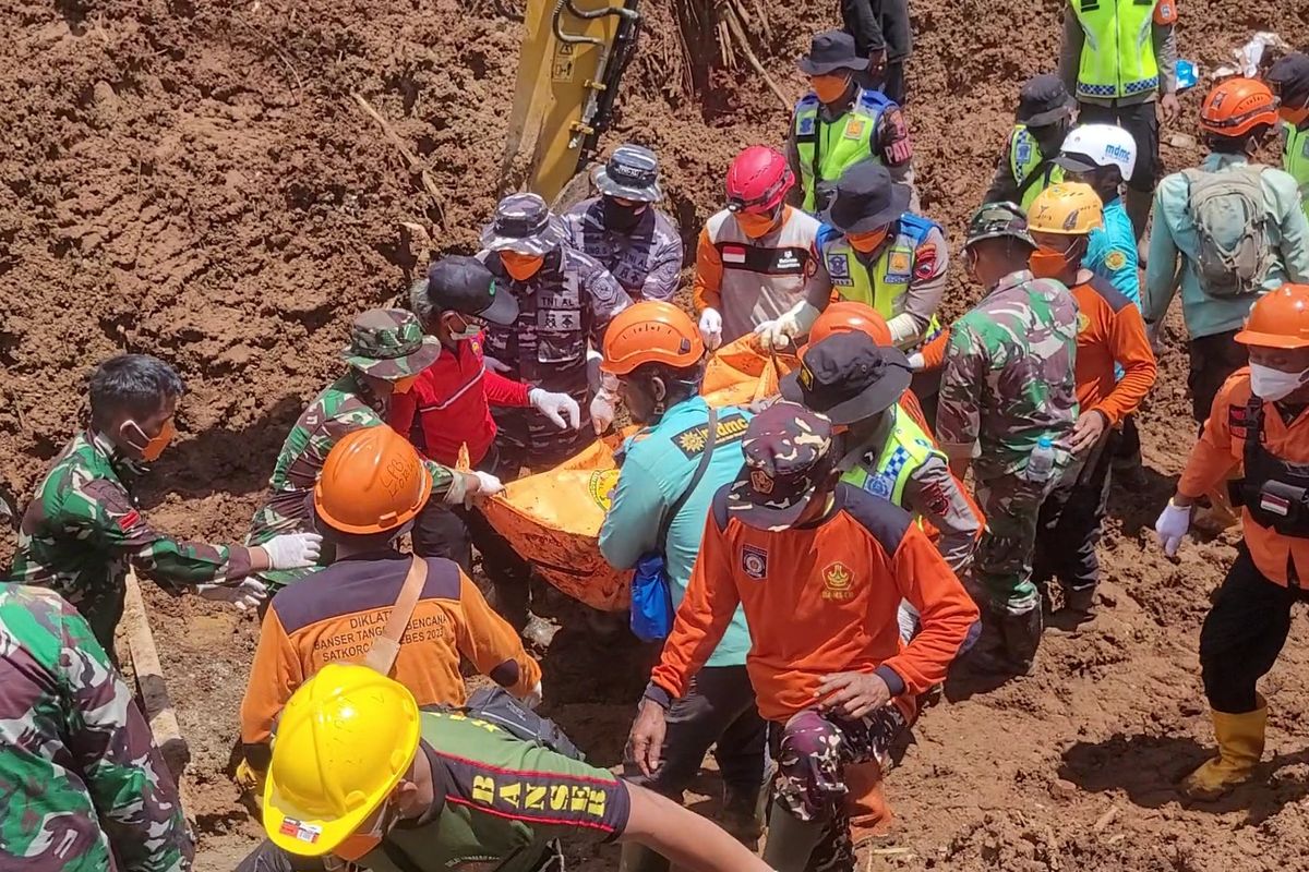 longsor Cibeunying, Korban longsor cibeunying, korban longsor cibeunying cilacap, longsor cibeunying cilacap, longsor cibeunying majenang, Dua Korban Longsor Cibeunying Kembali Ditemukan, Tim SAR Masih Bekerja Mencari Keberadaan Fani, Fatin, dan Aca