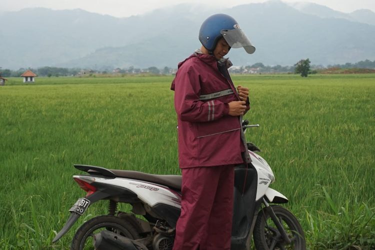 jas hujan, pengendara motor, motor, Demi Keamanan, Pilih Jas Hujan Warna Terang atau Mencolok