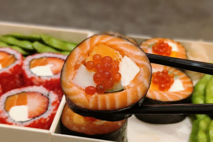 Sushi Hiro, sushi isi buah, sushiro hang tuah, sushi hiro menu baru, Jumbo Sushi Fruity Surprise, Mencicipi Sushi Isi Stroberi dan Mangga Berbalut Salmon, Seperti Apa Rasanya?