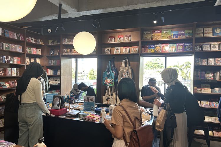book cafe di Jakarta, 7 Book Cafe di Jakarta, Nyaman untuk Ngopi, Baca sampai WFC, 1. Ruma Coffeatery, 2. Taksu Book Cafe, 3. Nika Bookstore Cafe, 4. Smiljan Makarya Matraman, 5. Finders Cafe by OPPO (Pacific Place), 6. Libri E Cafe, 7. Makan di Tebet