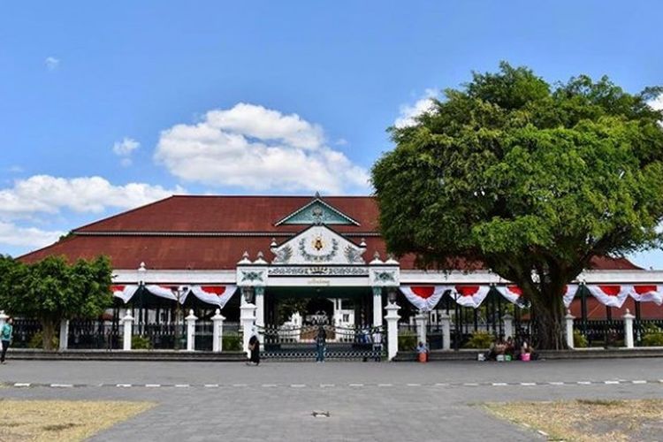 Stasiun Tugu, wisata gratis, wisata yogyakarta, tempat wisata dekat stasiun yogyakarta, 7 Tempat Wisata Dekat Stasiun Yogyakarta, Tiket Masuk Murah hingga Gratis, 1. Malioboro, 2. Beteng Vredeburg, 3. Museum Sonobudoyo, 4. Keraton Yogyakarta, 5. Diorama Arsip Jogja, 6. Alun-alun Kidul Yogyakarta, 7. Taman Pintar