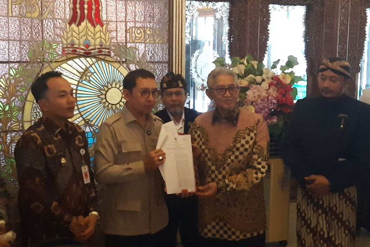 KGPA Tedjowulan, Keraton Solo, Fadli Zon, SK Menbud dari Fadli Zon untuk Tedjowulan Akhirnya Resmi Diserahkan