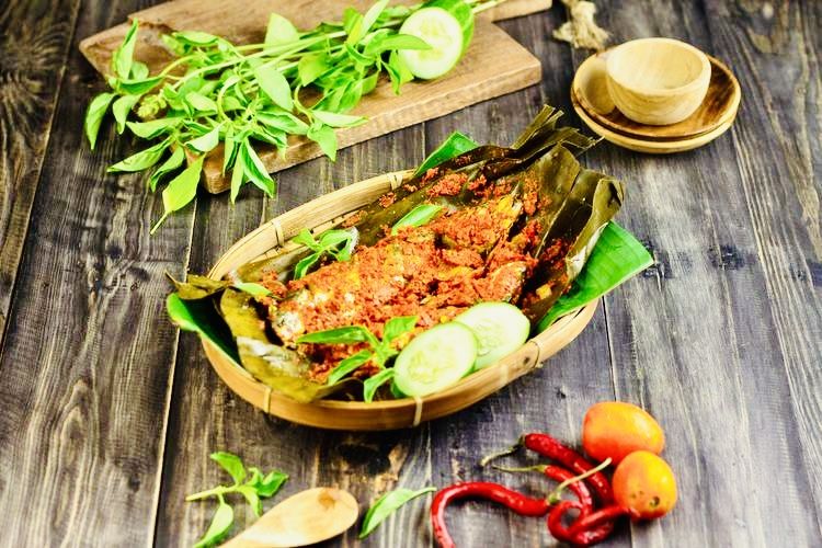 menu Lebaran, 7 Rekomendasi Menu Lebaran yang Lebih Sehat dan Bebas Santan, 1. Ayam betutu khas Bali, 2. Pepes ikan patin, 3. Ayam woku Manado, 4. Bakso kuah kaldu sapi