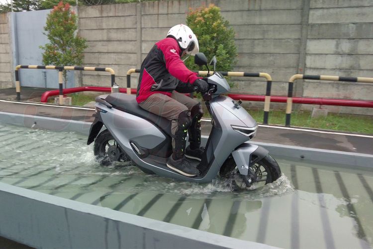 Motor listrik, motor listrik, menerobos banjir, banjir Jakarta, tips motor, motor listrik bisa menerobos banjir, Video Motor Listrik Bisa Terobos Banjir Jakarta, Ini Penjelasannya