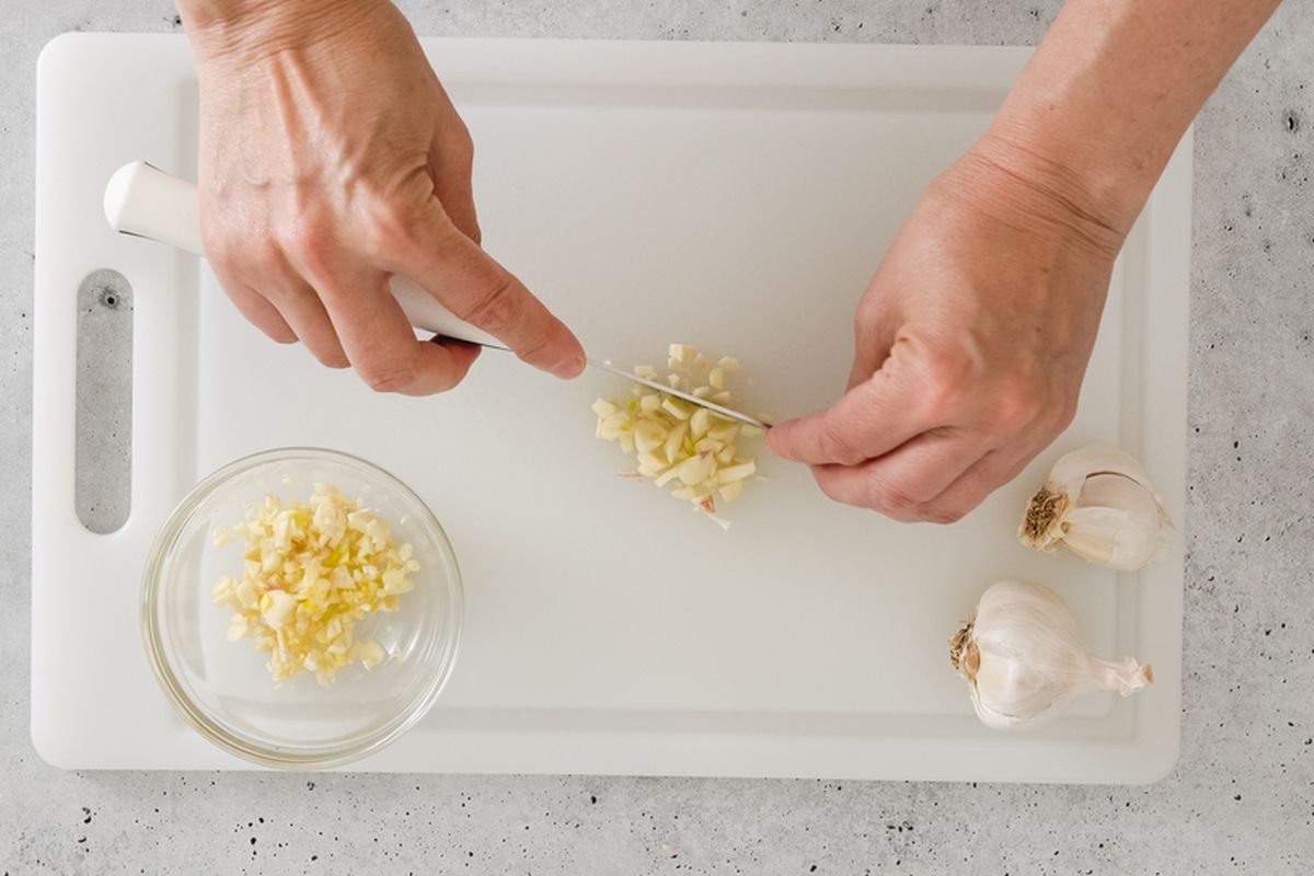 cara simpan bawang putih, cara simpan bawang putih agar awet, cara simpan bawang putih kupas, cara simpan bawang putih cincang, Trik Simpan Bawang Putih Cincang Awet 6 Bulan, Bikin Aneka Bumbu Tinggal Cemplung