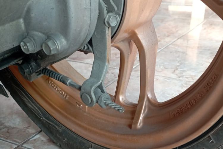 kampas rem, rem berdecit, Perawatan motor, pengereman motor, Penyebab Rem Motor Bunyi Berdecit Saat Ditekan
