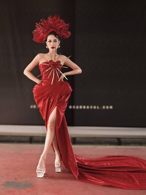 Jember Fashion Carnaval, Patricia Gouw, jember fashion carnaval 2025, patricia gouw di jember carnaval 2025, artwear carnival jfc, 7 Outfit Patricia Gouw di Jember Fashion Carnaval, Memukau Serba Merah, 1. Gaun merah, 2. Gaya rambut dan aksesori headpiece, 3. Makeup, 4. Heels transparan beraksen perak, 5. Gaun hitam-merah berlayer di Artwear Carnival, 6. Detail pita besar di bagian belakang, 7. Boots hak tinggi berwarna merah marun