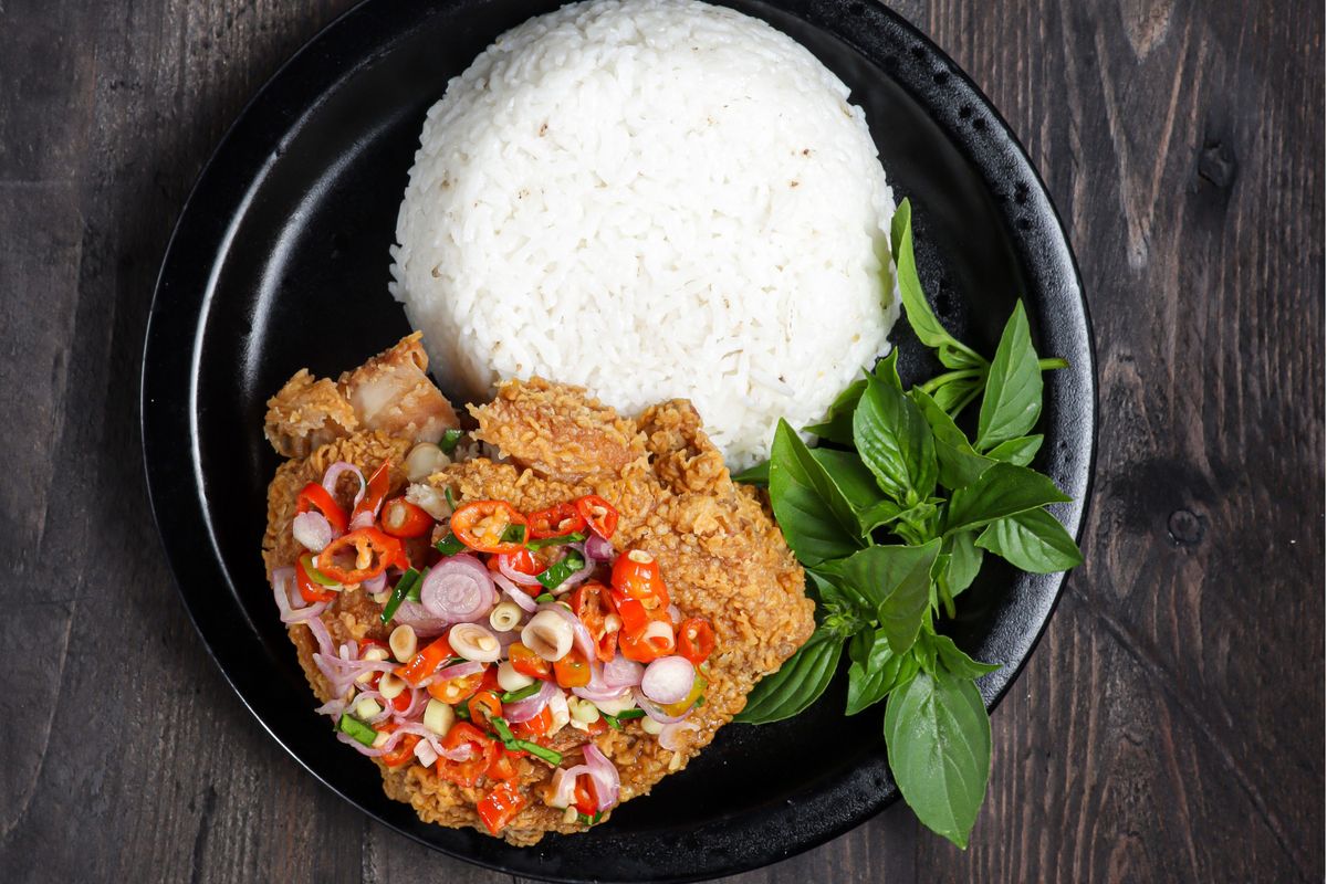 bahan sambal matah, ayam geprek sambal matah, membuat ayam geprek, membuat sambal matah, bahan ayam geprek, tepung ayam geprek, Cara Membuat Ayam Geprek Sambal Matah, Bahannya Mudah Didapatkan!, Bahan ayam geprek, Racikan tepung ayam geprek, Bahan sambal matah, Marinasi ayam, Racik tepung ayam geprek, Goreng ayam, Membuat sambal matah, Cara menyajikan ayam geprek sambal matah
