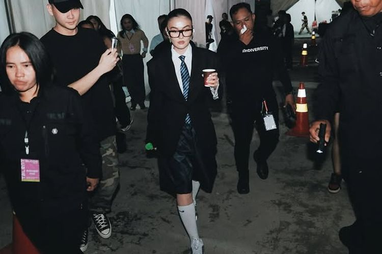 Agnez Mo, gaya Agnez Mo, Gaya Agnez Mo, Agnes Monica, gaya agnez mo, agnez mo fashion, fashion agnez mo, Inspirasi Gaya Agnez Mo yang Kasual dan Keren, Tak Ragu Tampil Beda, 1. Semi-formal dengan kemeja, 2. Printed t-shirt, 3. Ripped shorts dan t-shirt, 4. Hoodie dan shorts