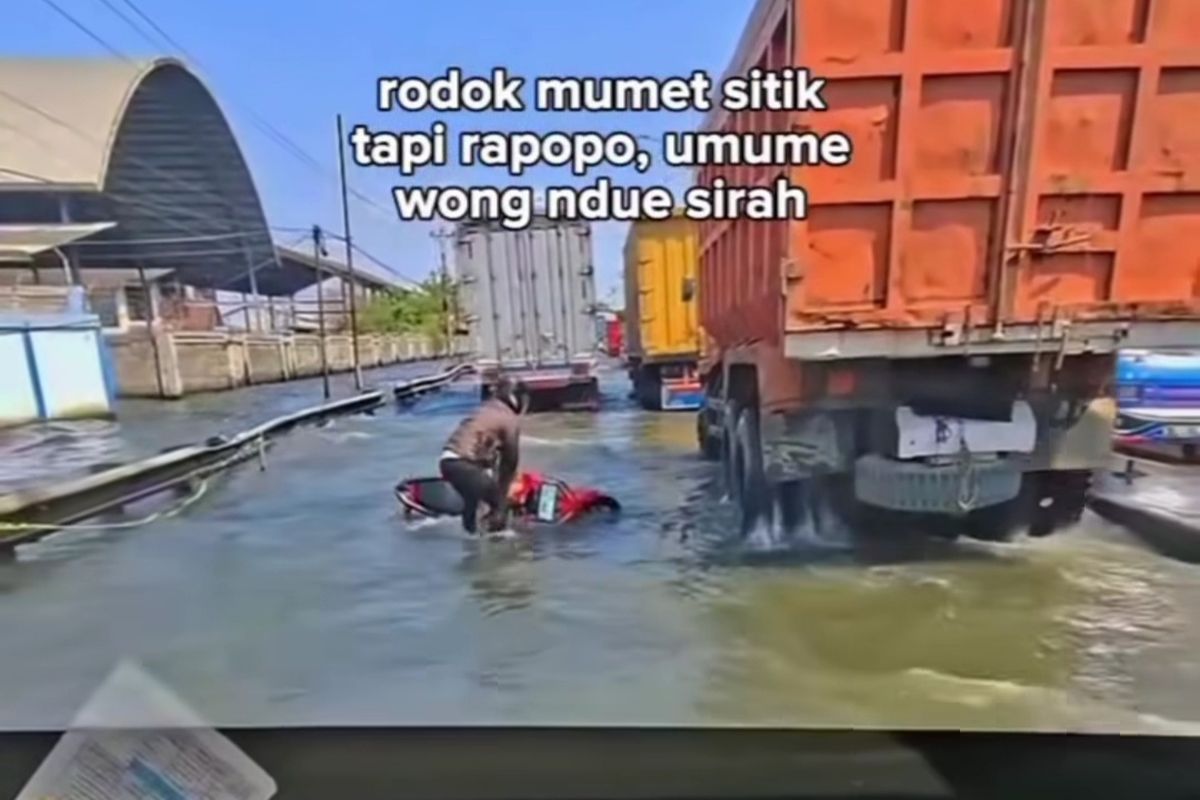 banjir rob, jalan licin, Banjir rob, sayung demak, Pantura Demak, tips aman berkendara, Jalur Pantura Demak Berlumut, Begini Tips Aman Berkendara di Jalan Licin