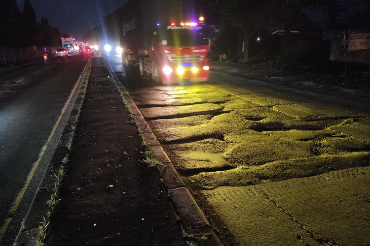 jalan beton, jalan aspal, Aspal Licin, Beton Licin: Mana yang Lebih Berbahaya Saat Hujan?