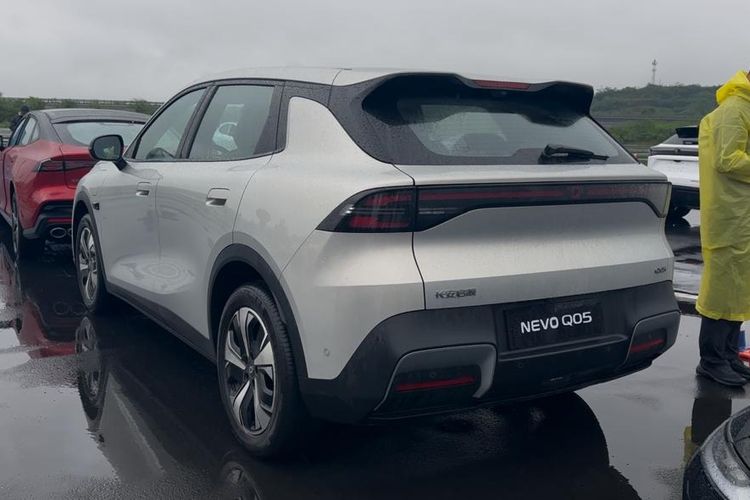 SUV listrik, mobilitas perkotaan, Changan Nevo Q05, Review Changan Nevo Q05: Siap Hadang Pasar SUV Listrik Indonesia?, Interior: Sentuhan Minimalis, Fitur Unggulan, Dinamika Listrik yang Responsif, Kesimpulan