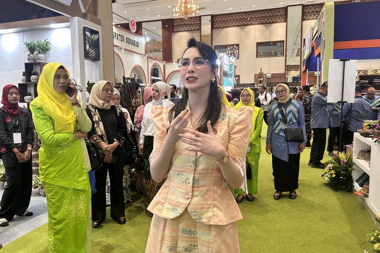 Arumi Bachsin, INACRAFT 2026, Arumi Bachsin Pakai Busana Tenun yang Didesain Sendiri, Cerita di balik outfit Arumi Bachsin, Selendang Tenun yang diolah jadi busana, Sentuhan akhir yang sederhana dan elegan, INACRAFT 2026, Panggung Kriya Nusantara