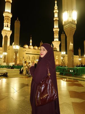Tasya Farasya, busana umrah, 7 Gaya Busana Umrah Tasya Farasya, Bisa Jadi Inspirasi, 1. Outfit hitam untuk perjalanan, 2. Abaya warna nude dengan siluet longgar, 3. Paduan hijab senada untuk tampilan rapi, 4. Hijab cokelat tua dengan busana senada, 5. Busana serba cokelat gelap untuk malam hari, 6. Hijab simpel tanpa layering berlebih, 7. Tampilan bercadar hitam yang tertutup sempurna