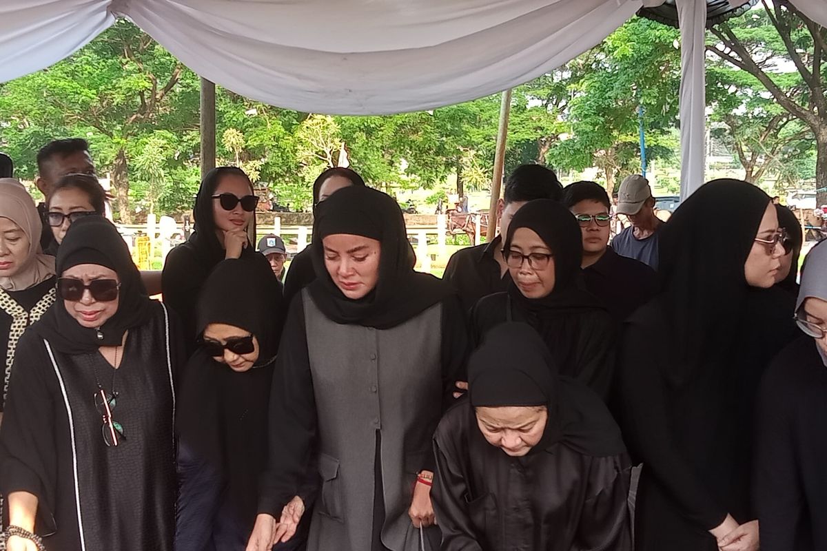 Olla Ramlan, 5 stages of grief, proses berduka, stages of grief, Ibu olla ramlan, ibu olla ramlan meninggal, proses duka setelah meninggalnya orangtua, tahapan berduka, denial pada tahap berduka, denial adalah, fase denial, tahap berduka, tahap berduka denial, Belajar dari Olla Ramlan, Ini Alasan Denial Wajar Dialami Usai Orangtua Meninggal, Mengenal stages of grief, Setiap emosi yang muncul saat proses berduka adalah valid, Proses berduka tidak selalu berjalan sesuai tahapan, Tidak ada batas waktu untuk melewati duka
