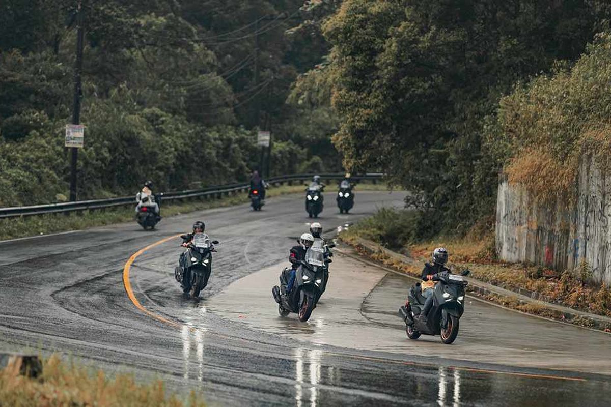 motor matik, jalan licin, Cara Aman Naik Motor Matik di Jalan Licin