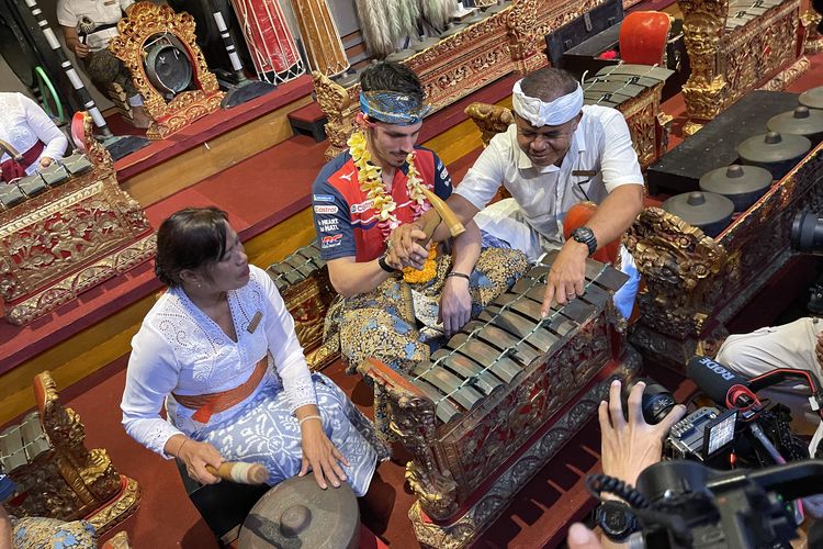 budaya Bali, Joan Mir Latihan Gamelan, Luca Marini Bikin Canang di Bali