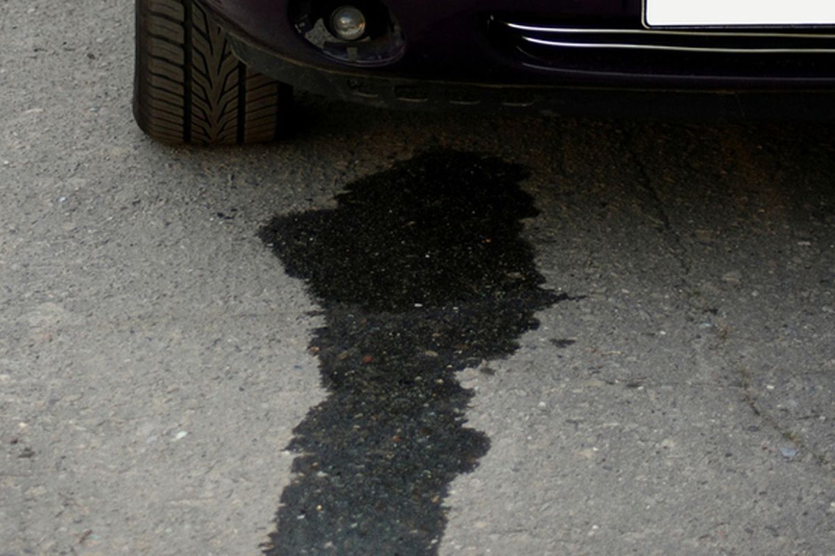ac mobil, pemeriksaan mobil, kerusakan mobil, tetesan air mobil, Air Menetes dari Kolong Mobil: Normal atau Tanda Masalah?, Apa Penyebab Tetesan Air dari Mobil?, Bagaimana Cara Memastikan Sumber Tetesan Air?, Jika Tetesan Air Berwarna?, Kapan Harus Memanggil Mekanik?