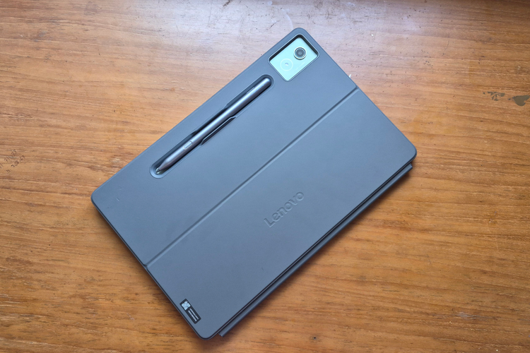 Moto Pad 60 Pro, Motorola, Menjajal Keyboard Pack Moto Pad 60 Pro: Bikin Tablet Serasa Laptop, Desain dan build quality, Tombol keyboard empuk, touchpad responsif, Fleksibel dan mudah dipasang, Makin produktif, tapi perangkat tambah berat