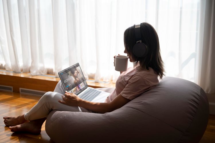 kesehatan mental, menjaga kesehatan mental, cara menjaga kesehatan mental, tips menjaga kesehatan mental, bagaimana cara menjaga kesehatan mental, tips kesehatan mental, cara menjaga mental health, 10 Cara Menjaga Kesehatan Mental Setiap Hari Menurut Psikolog, 1. Curahkan perasaan kamu, 2. Makan dengan baik dan seimbang, 3. Tetap terhubung dengan orang lain, 4. Ambil waktu jeda dari rutinitas, 5. Menerima diri sendiri apa adanya, 6. Tetap aktif dan bergerak, 7. Hindari minum alkohol, 8. Jangan ragu minta bantuan, 9. Lakukan kegiatan yang kamu sukai, 10. Peduli terhadap sesama