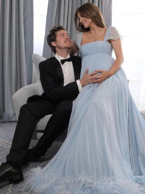 Barbara Palvin, Barbara Palvin Pamer Baby Bump di Cannes 2026, Anggun dan Elegan