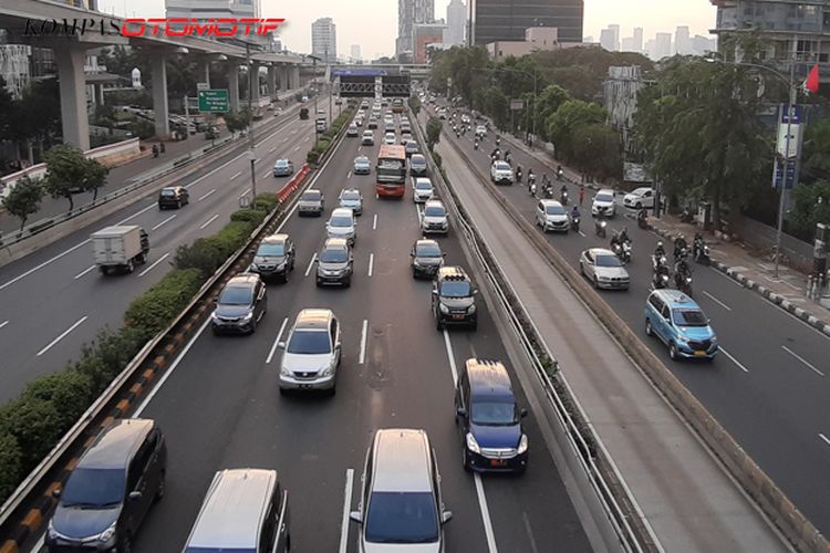 jalan tol, bahu jalan tol, berhenti di bahu jalan tol, Sering Terjadi Saat Mudik, Ini Risiko Berhenti di Bahu Jalan Tol